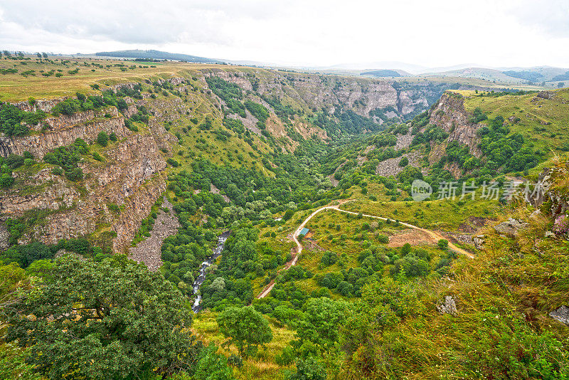 察尔卡(达什巴什)峡谷自然纪念碑景观是格鲁吉亚第比利斯2022年8月9日由Ktsia (Khrami)河在流经达什巴什火山高原火山岩石的河床上雕刻而成的峡谷